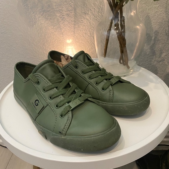 GBG Guess Sneaker Olive Green Modern Tennis Shoe 8 Women Very Good - Picture 2 of 7